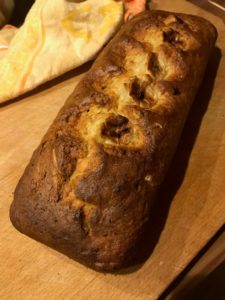 Bananenbrot auf einem Holzbrett